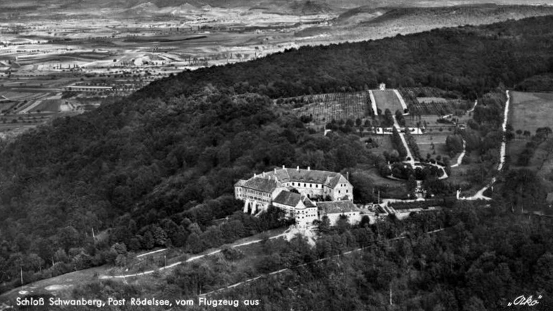 Alte Luftaufnahme des Schlosses Schwanberg mit Schlosspark
