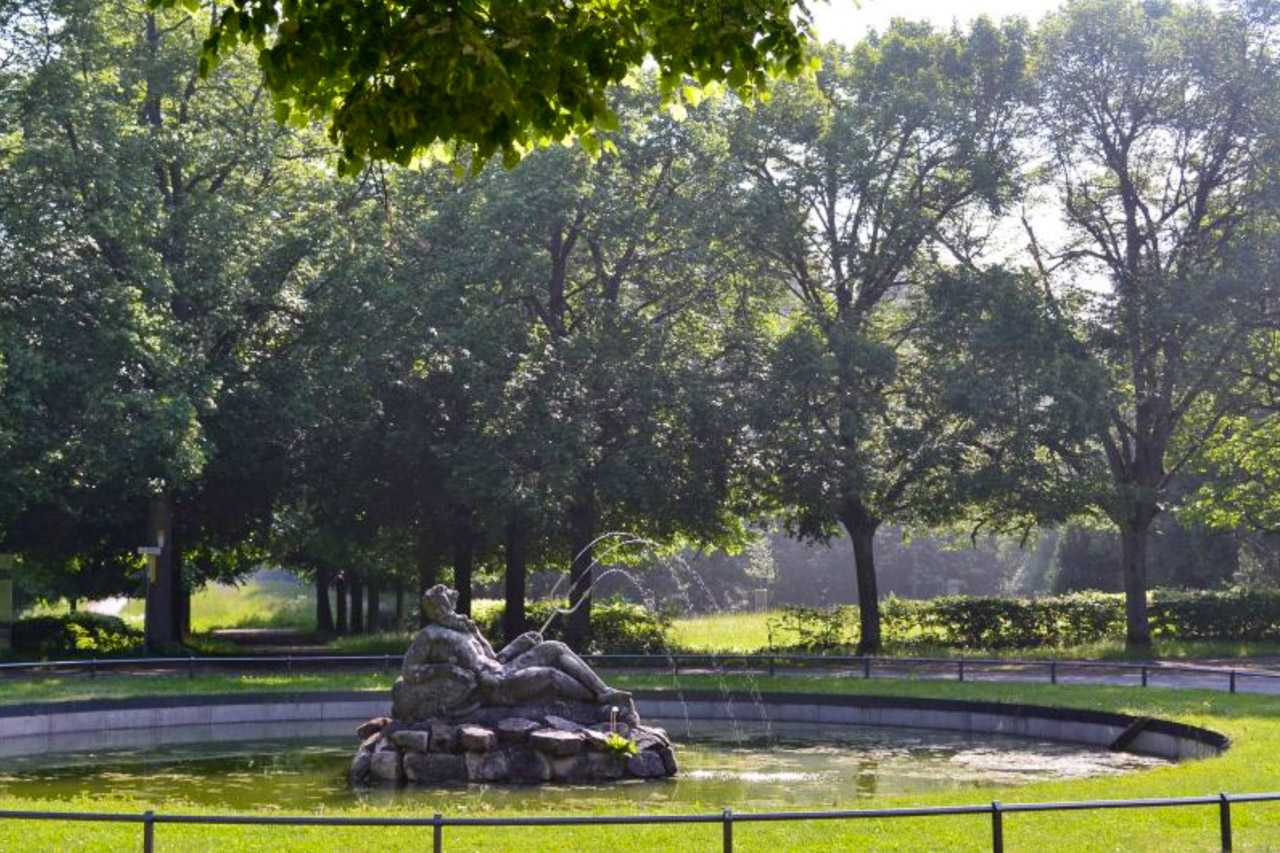Neptunbrunnen in der Mitte des Parks
