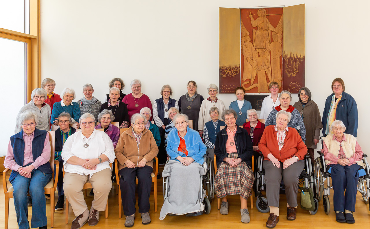 Gruppenfoto der Schwestern im Ordenshaus (Kapitel).