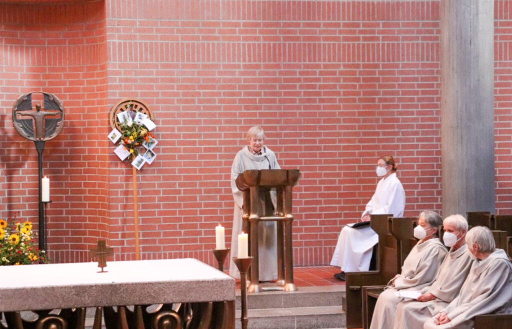 Sr. Ursula bei einer Vorlesung in der St. Michaels Kapelle