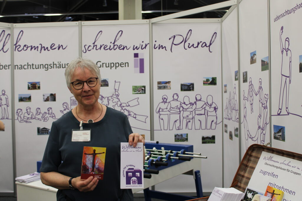 Maria Reichel präsentiert das Jahresprogramm des Kloster Schwanberg
