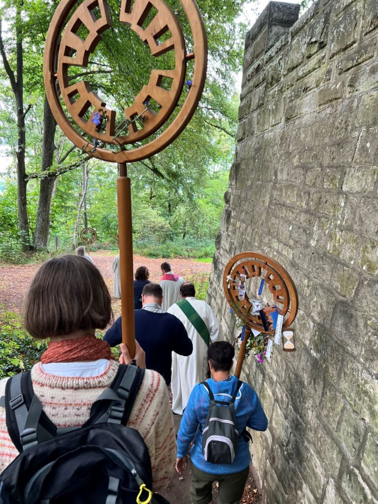 Pilgerwanderung mit den Schwestern des Klosters Schwanberg durch den Schlosspark