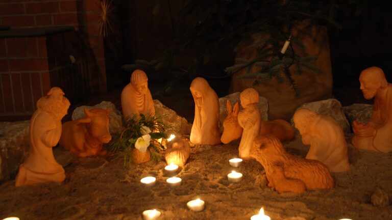Eine kleine Weihnachtskrippe im Kerzenschein erleuchtet in der St. Michaels Kirche